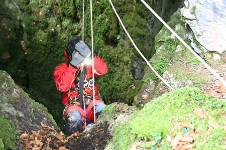 Čiščenje jame (foto Vital Jurca)
